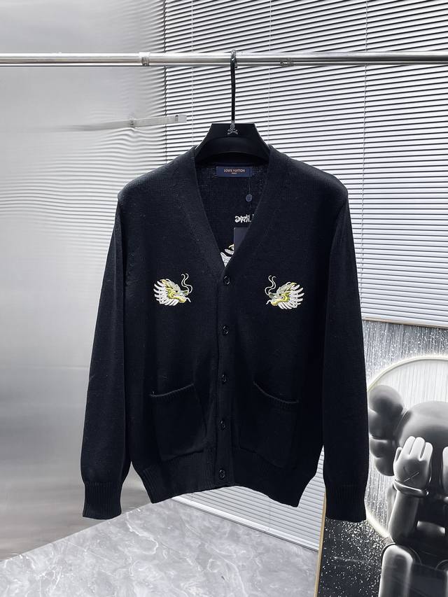 路易威登 Lv 2025Ss新款 羊毛混纺 长袖 开衫 毛衣 羊毛衫 ，高端版本！专柜定制面料 透气舒适度高，细节无可挑剔，品牌元素设计理念，体现高品质。手感细