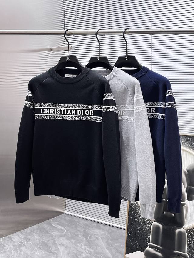 迪奥 Dior 2025Ss新款 羊毛混纺 圆领 长袖 毛衣 羊毛衫 打底衫，高端版本！专柜定制面料 透气舒适度高，细节无可挑剔，品牌元素设计理念，体现高品质。