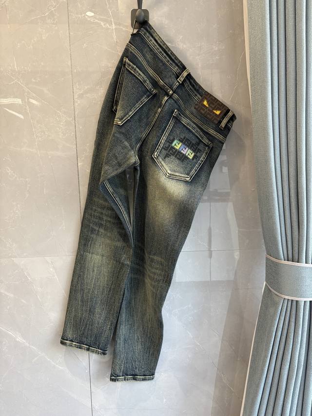 专柜2025秋冬设计推荐 热卖牛仔裤柔软亲肤面料 奢华头层牛皮腰牌 经典蓝洗水 专柜限量款 奢华感订制面料 工艺+洗水外贸品质感细节处理满满到位 这颜色绝对爱了