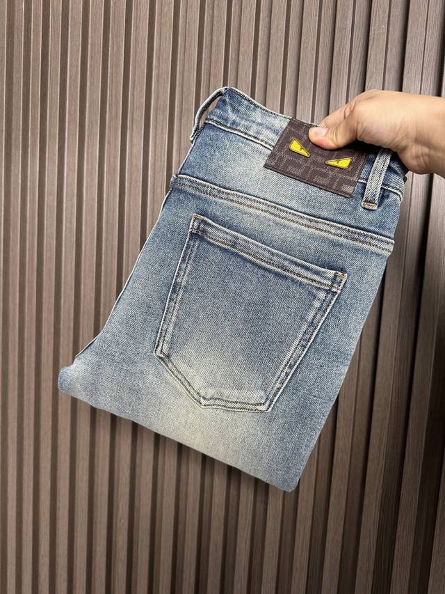 Fd芬迪25Fw秋冬新款休闲牛仔裤，高端品质，面料超级柔软舒适 小直筒版型，上身修长，万能搭配款 码数：29，30，31，32，33，34，36，38，