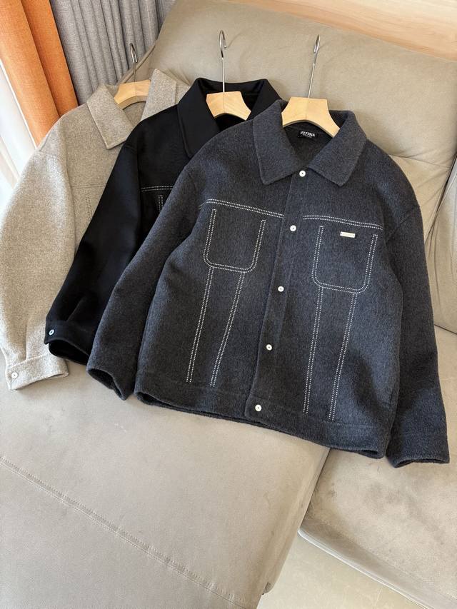 杰尼100%羊毛大衣：演绎冬日的优雅与温暖 冬日的风，带着凛冽与寒意，却也吹来了时尚的契机。当经典的人字纹邂逅羊毛与山羊绒的混纺面料，一件别具一格的大衣应运而生