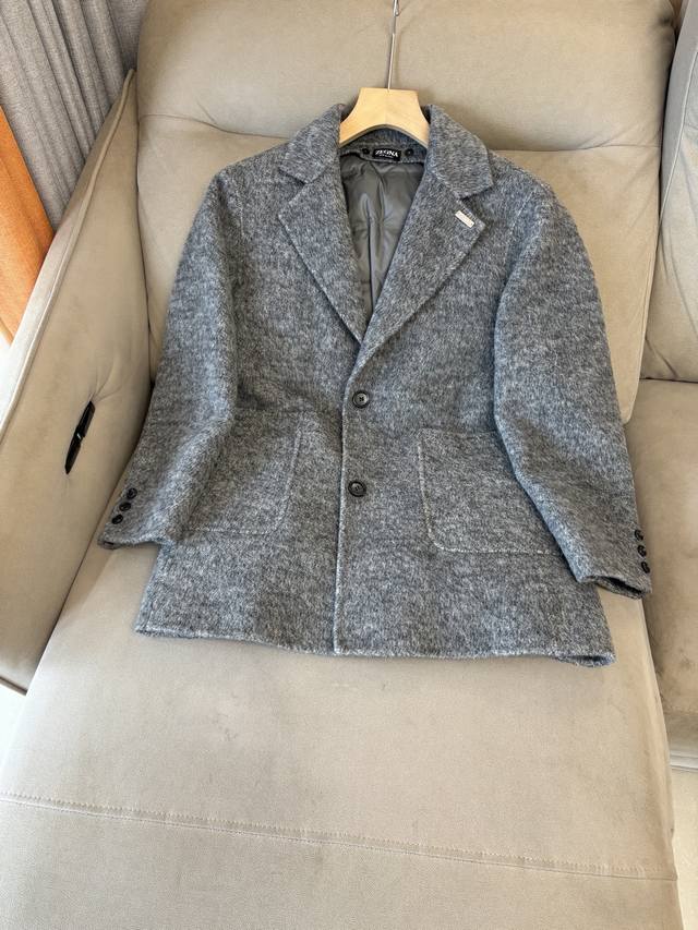 杰尼100%羊毛羽绒内胆可拆卸大衣：演绎冬日的优雅与温暖 冬日的风，带着凛冽与寒意，却也吹来了时尚的契机。当经典的人字纹邂逅羊毛与山羊绒的混纺面料，一件别具一格