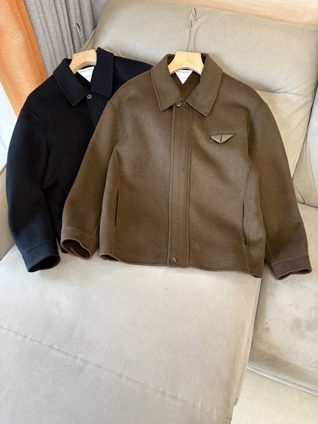 B V100%羊毛大衣：演绎冬日的优雅与温暖 冬日的风，带着凛冽与寒意，却也吹来了时尚的契机。当经典的人字纹邂逅羊毛与山羊绒的混纺面料，一件别具一格的大衣应运而