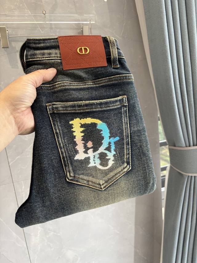 专柜2025秋冬设计推荐 热卖牛仔裤柔软亲肤面料 奢华头层牛皮腰牌 经典蓝洗水 专柜限量款 奢华感订制面料 工艺+洗水外贸品质感细节处理满满到位 这颜色绝对爱了