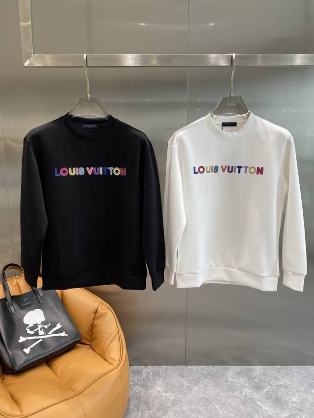 驴家 25秋冬新品空气层 圆领卫衣，正面品牌标识设计，创意重释品牌标志性设计，采用400克重莱赛尔空气层面料，其特性：柔透保暖舒适透气性佳、轻盈有垂感、四重纤维