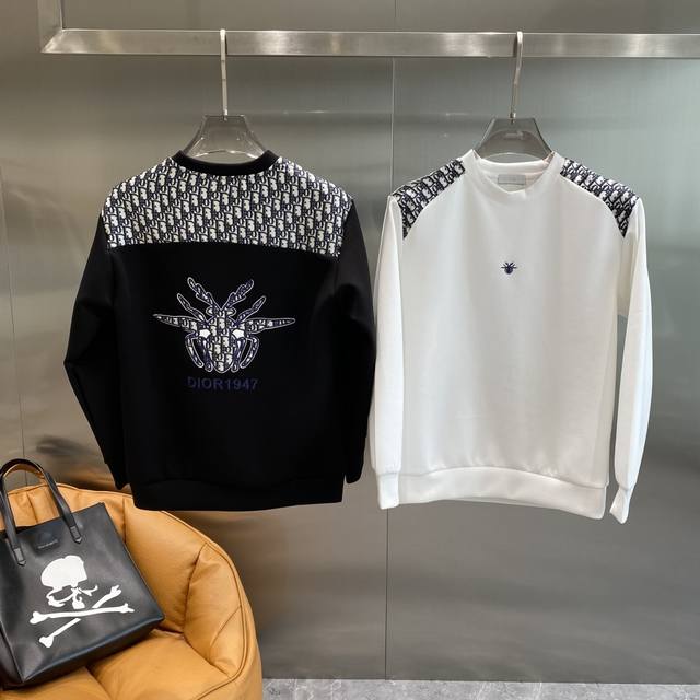 迪家 25秋冬新品空气层 圆领卫衣，正面品牌标识设计，创意重释品牌标志性设计，采用400克重莱赛尔空气层面料，其特性：柔透保暖舒适透气性佳、轻盈有垂感、四重纤维