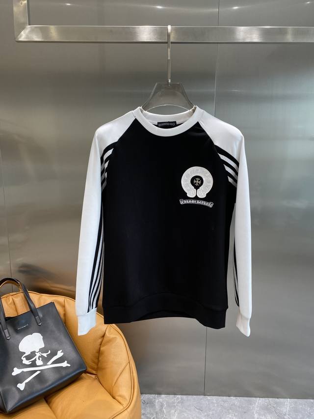 克家 25秋冬新品空气层 圆领卫衣，正面品牌标识设计，创意重释品牌标志性设计，采用400克重莱赛尔空气层面料，其特性：柔透保暖舒适透气性佳、轻盈有垂感尺码：Xs