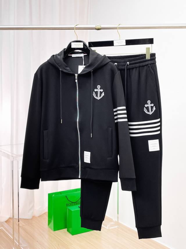 Tb 爆款套装来袭 专注官网原版 2025全新爆款开衫卫衣套装 原单狠货倾注顶级设计师的精心之作 就为一个贴合、完美的上身效果 全天然优质天丝罗马棉100%，贴