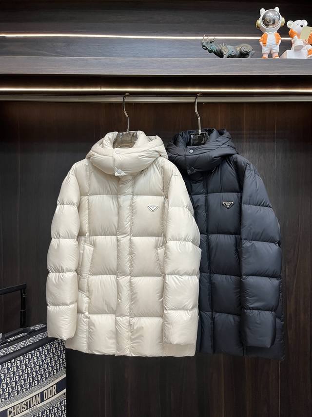主推羽绒 prada 高级滑雪羽绒服 普拉达2025最新款时尚设计师款连帽羽绒外套 长款羽绒服新款滑雪服羽绒外套，90白鹅绒填充，处处细节显工艺足够的高级 结构