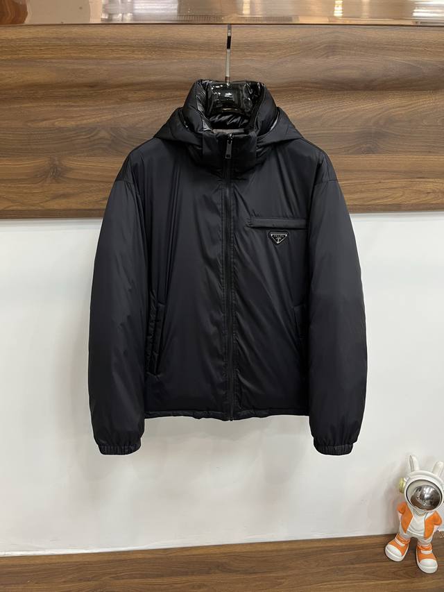 主推羽绒 prada 2025最新款时尚设计师款羽绒外套普拉达连帽羽绒服，双面穿冬季顶级轻奢羽绒服，胸前经典三角金属Logo爆款羽绒服，90#白鹅绒填充，帽可拆