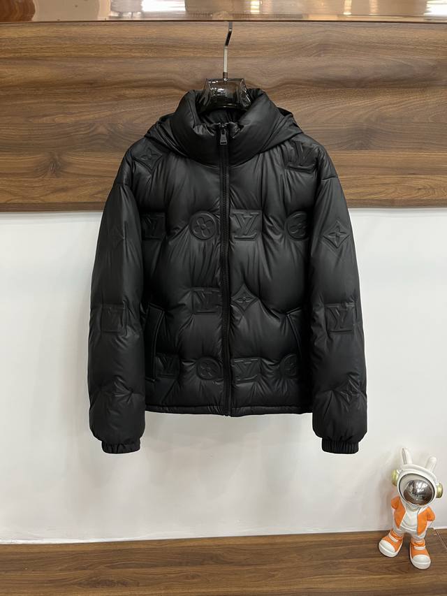 主推羽绒 Lv 2025最新款时尚设计师款羽绒外套驴牌连帽羽绒服，冬季顶级轻奢羽绒服，胸前经典三角金属Logo爆款羽绒服，90#白鹅绒填充，帽可拆，处处细节显工