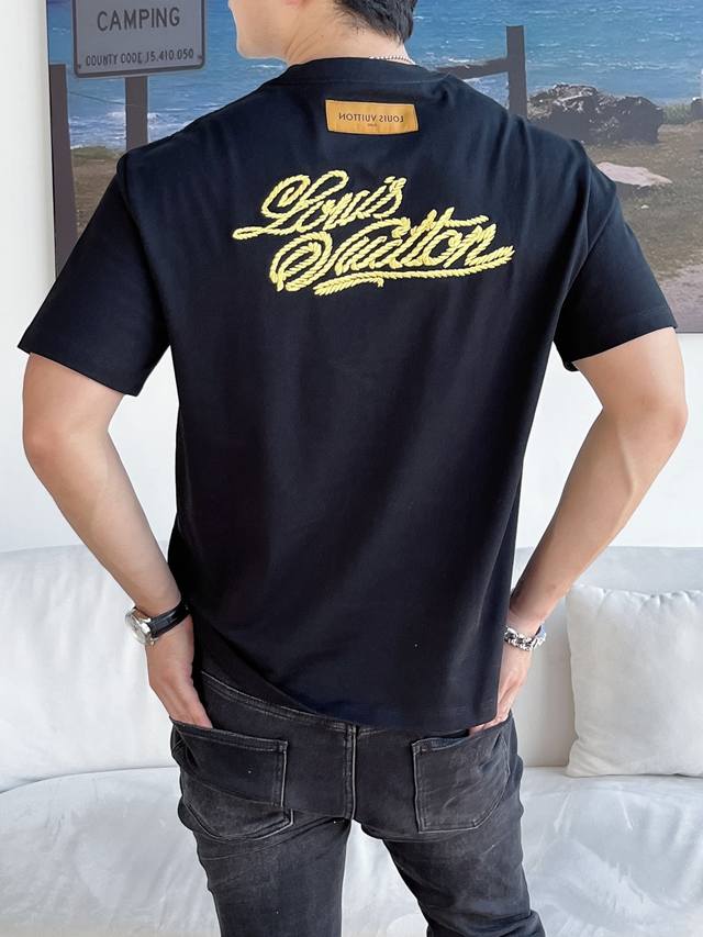 主推 Lv 独家专供秋季新款驴牌时尚休闲圆领短袖，高密度320克纯棉面料，高级密针刺绣、高端欧版原单T恤，潮流时尚休闲半袖 透气舒适度高，细节无可挑剔，品牌元素