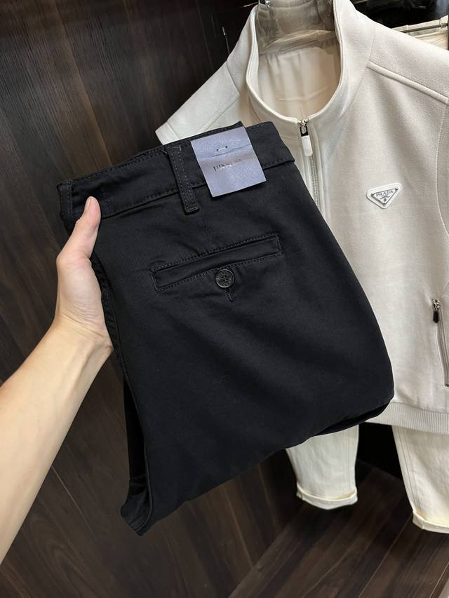 主推 prada 25年秋冬新款休闲裤普拉达这款裤子绝对可以闭眼收入！秋冬休闲裤，此牛仔裤非常百搭，日常工作户外运动都可以穿着，衣柜里的必备品！ 尺码：29-3