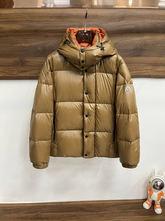 主推羽绒 Moncler 2025最新款时尚设计师款羽绒外套蒙口连帽羽绒服，冬季顶级轻奢羽绒服，胸前经典三角金属Logo爆款羽绒服，90#白鹅绒填充，帽可拆，处