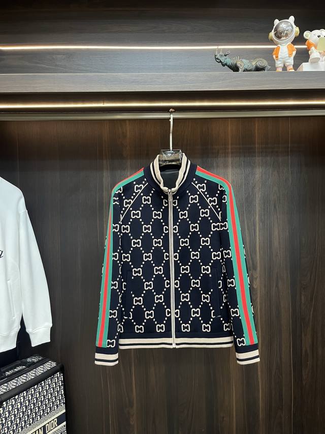 主推 Gucci 2025Ss秋季新款发布古琦立领夹克外套，秋季爆款针织外套，穿上就是舒适自在又显瘦的存在，慵懒而随性，结合干净简单的色系就特别耐看，适合日常穿