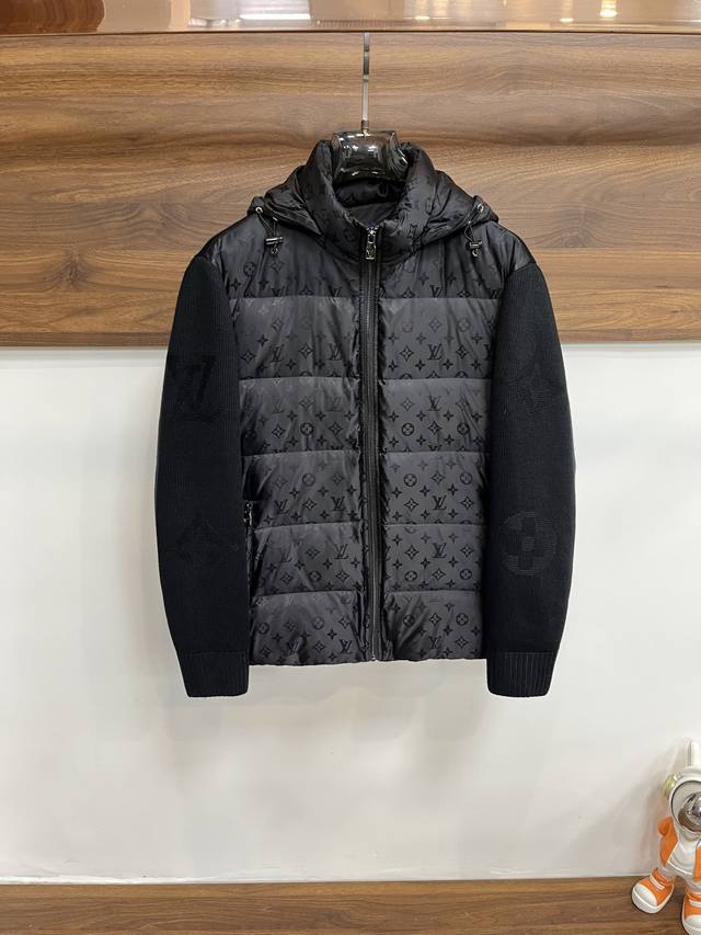 主推羽绒 Lv 2025最新款时尚设计师款羽绒外套驴牌连帽羽绒服，帽可拆羊毛拼接羽绒服，胸口经典Logo爆款羽绒服，90#白鹅绒填充，处处细节显工艺足够的高级