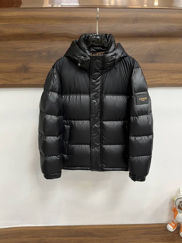 主推羽绒 Fendi 2025最新款时尚设计师款羽绒外套Fendi连帽羽绒服，冬季顶级爆款款轻奢羽绒服，上臂经典Logo爆款羽绒服，90#白鹅绒填充，处处细节显