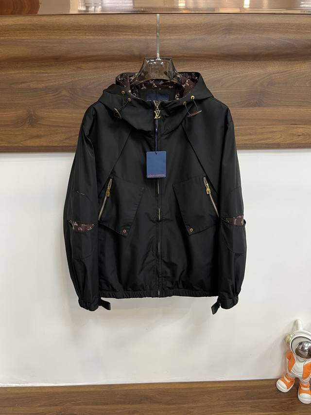 主推 Lv 驴牌 2025Ss秋冬新款男士翻领夹克外套，原单三标齐全高端版本 专柜定制面料 透气舒适度高，细节无可挑剔，品牌元素设计理念，体现高品质。手感细腻柔