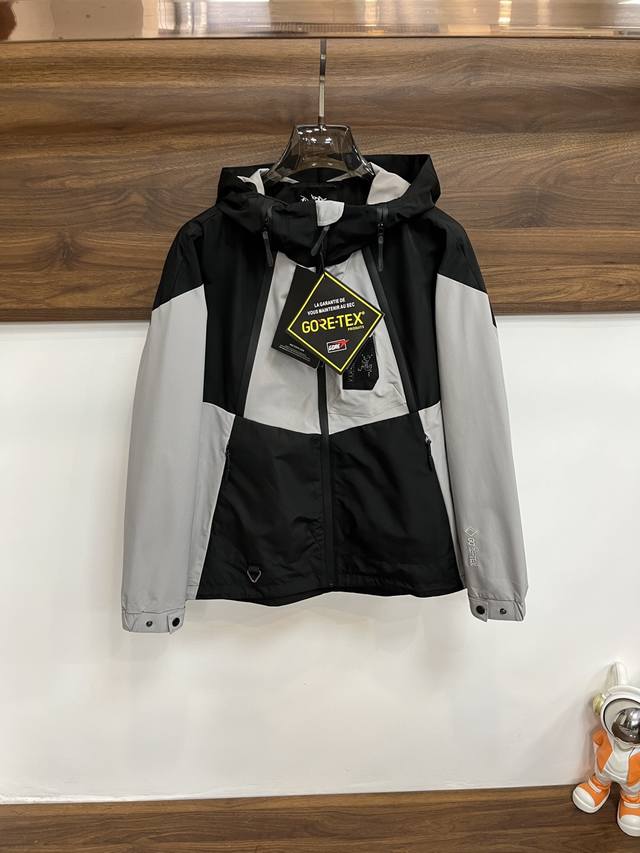 主推 Arcteryx 始祖鸟 2025Ss秋冬新款男士翻领夹克外套，原单三标齐全高端版本 专柜定制面料 透气舒适度高，细节无可挑剔，品牌元素设计理念，体现高品