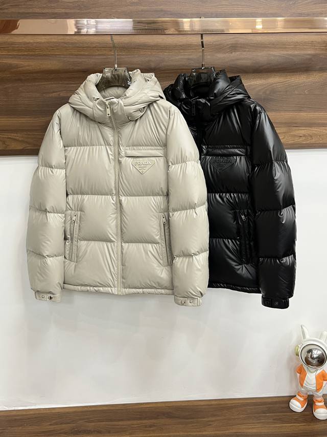主推羽绒 prada 2025最新款时尚设计师款羽绒外套普拉达连帽羽绒服，冬季顶级轻奢羽绒服，帽可拆，胸前经典三角金属Logo爆款羽绒服，90#白鹅绒填充，帽可
