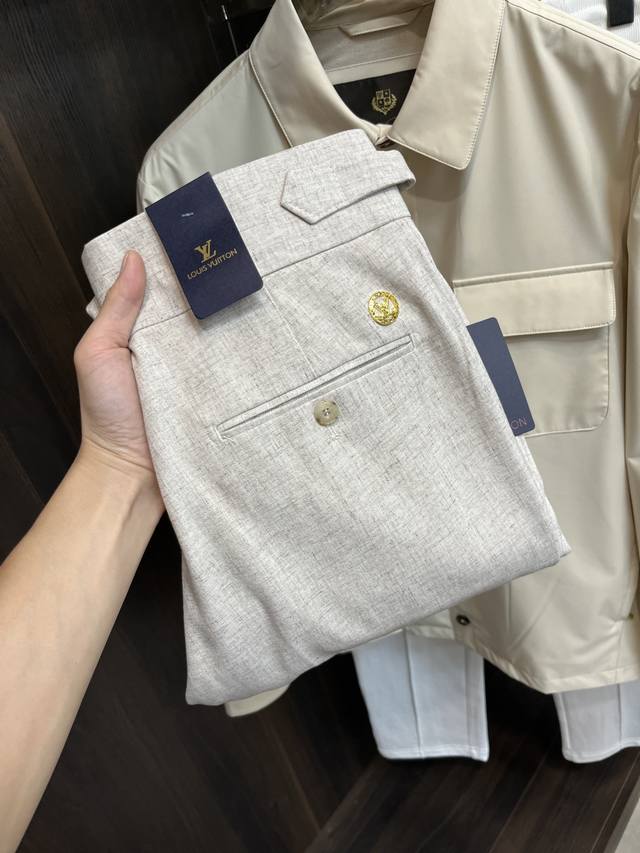 主推 Lv 驴牌 独家专供新款潮男时尚休闲牛仔裤，高端欧版原单裤子，潮流时尚休闲裤子 透气舒适度高，细节无可挑剔，品牌元素设计理念，体现高品质。呈现休闲裁剪，版