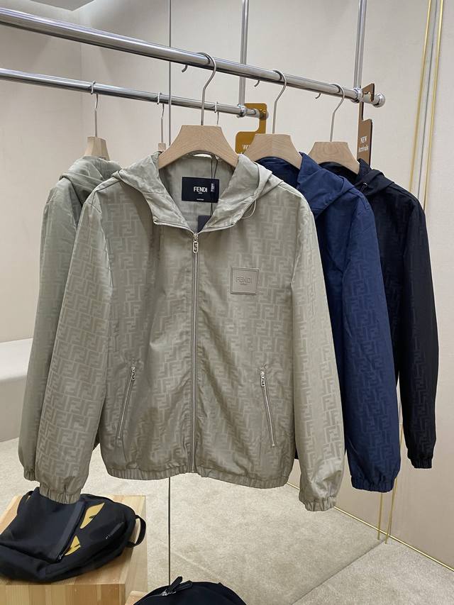 主推 Fendi 25Ss新款连帽加衬飞行员夹克。芬迪这款夹克采用Ff提花尼龙材质制作而成，松紧带袖口和边缘。拉链开合。前胸饰有Ff独家皮牌，银色饰面金属件。弹