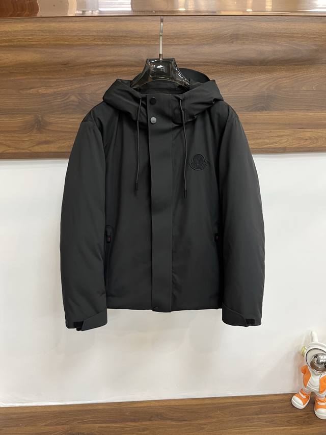 主推羽绒 Moncler 2025最新款时尚设计师款羽绒外套蒙口连帽羽绒服，胸口经典Logo爆款羽绒服，90#白鹅绒填充，处处细节显工艺足够的高级 结构性剪裁的