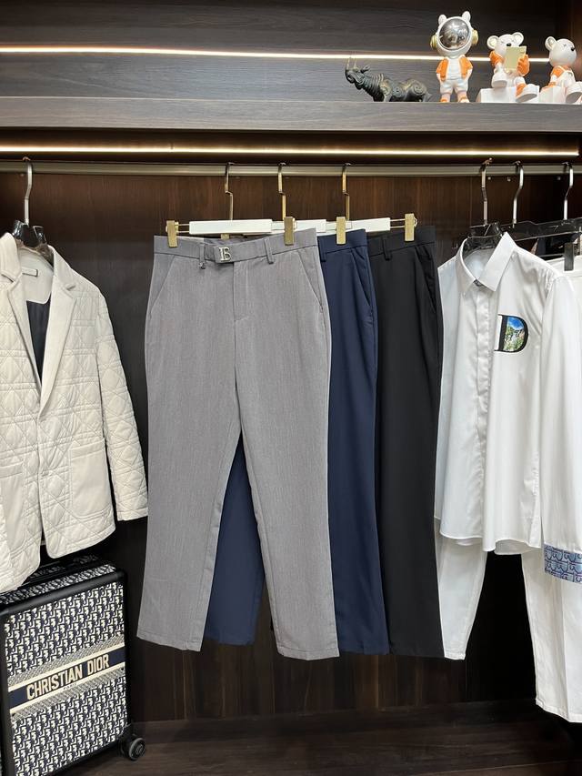 主推 Burberry 巴宝莉 2025秋冬新款休闲裤！官网同步发售。品牌经典Logo休闲裤 ，定制面料，舒适度极好，手触感强烈。辨识度极高，完美品相工艺。 尺