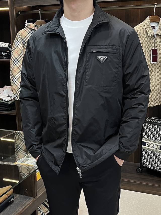 主推 prada 25新款立领三角微标棉夹克，普拉达此款夹克以立领式设计，双拉链开合，前胸拉链小标袋搭配有独家三角微标，款式既独特又极具保暖性，上身效果非常帅气