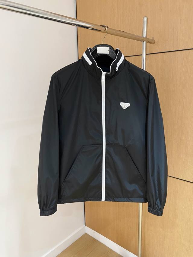 普拉达prada 25Ss秋冬新款时尚百搭男士外套休闲夹克，帽檐可拆作立领款，两穿百搭休闲，微皱面料的夹克外套近年来非常流行，它并非指面料本身质量不好起皱，而是