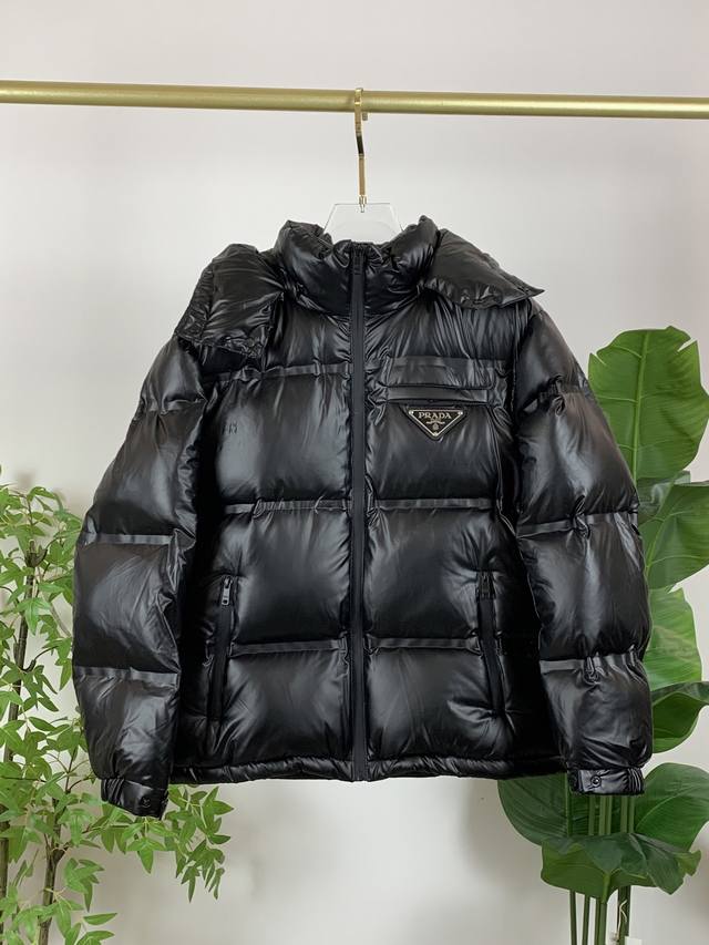 prada 普拉达黑科技皮膜羽绒外套 此款跟压胶版本面料不同，此款面料更为柔软，冬装新品，高端定制！轻熟商务最爱系列，极简主义风格羽羽绒服 面料舒适有型！上身超