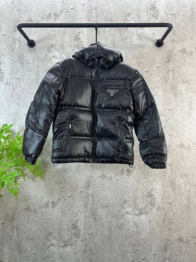 prada普拉达厚绒高端款男士，秋冬潮流新品，客供高端定制，品质可以用极致来形容！ 独特的设计风格，胸前三角牌标识，一眼就能看出，拉链口袋保暖同时增加金属元素，