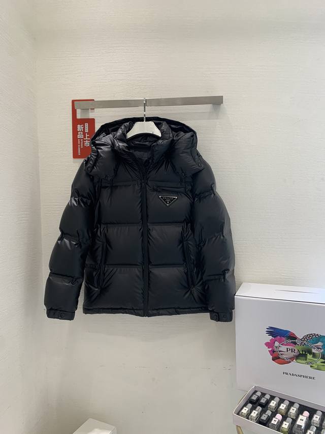 开冬爆款， 开冬爆款，prada 普拉达，2025冬季最新品，专柜同步有售，时尚休闲立领羽绒服，进口原版面料，做工极为复杂，唯一可以做代购级别的渠道狠货，顶级压