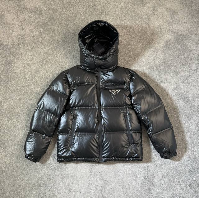 供 原版压胶高端版 prada 24Fw压胶三角铁牌压胶 黑色 卡其色 可拆卸 48码到56码 男女同款 最大可穿200斤 正品原版工艺是 整件先压胶 在充绒！