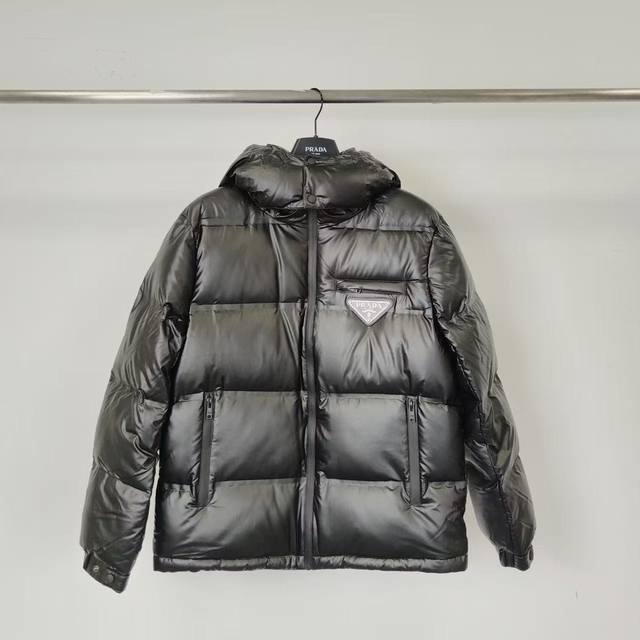 顶级外贸 顶级版本 pra 新款休闲百搭可拆卸保暖面包 欧洲贸易渠道，意大利海外仓直发，海外精品限定销售。 这款短裁羽绒尼龙面料打造，个性鲜明。配连帽、拉链和侧