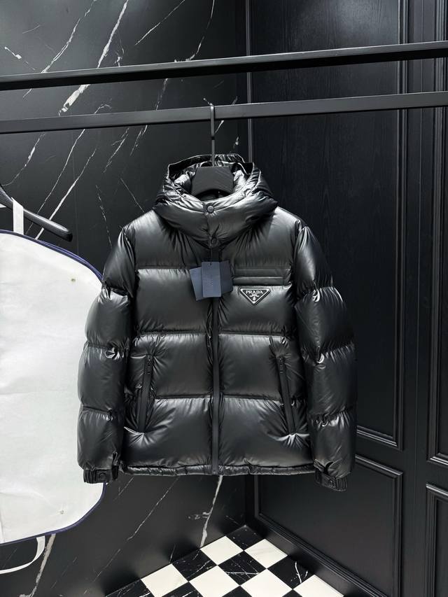 高品质 2025秋冬新款原版订制五金配件全进口原版定制 欢迎对比 绝对的高品质 采用顶级95白鸭绒 超柔软 充羽量蓬松饱满 超级重工 面料做工杠杠的版型完美 注