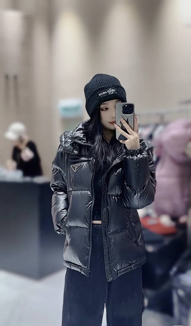 新款prada 普拉达黑科技压胶羽绒服外套 压胶高端定制！轻熟商务最爱系列，极简主义风格。90绒填充。面料舒适有型！防水防风。 上身超级有型的帅气，版型是立体裁