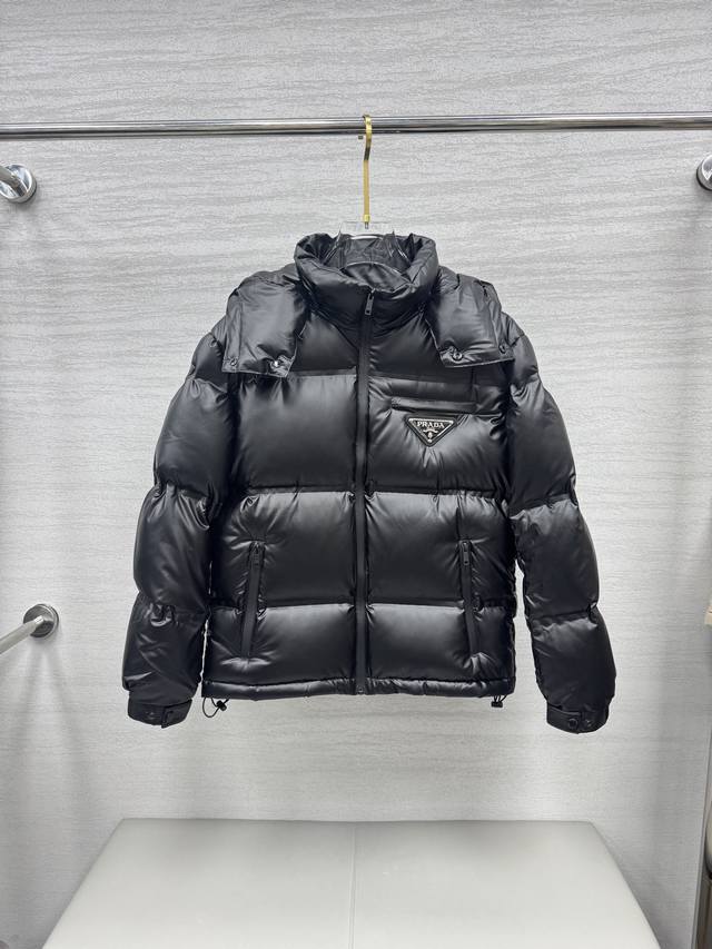 高版本-羽绒上新 prada 普拉达黑科技压胶羽绒外套 压胶高版本 冬装新品，高端定制！轻熟商务最爱系列，极简主义风格羽90鹅绒羽绒服 面料舒适有型！上身超级有