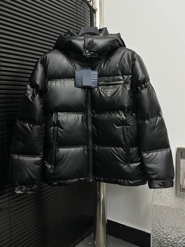 Rada 普拉达 冬季时尚休闲连帽羽绒服外套 进口原版面料，做工极为复杂，唯一可以做代购级别的渠道狠货，顶级印胶工艺字母图案Logo，原版五金辅料装饰，档次极高