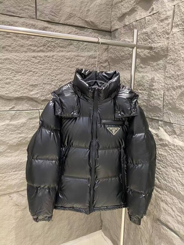 prada 普拉达新款黑科技压胶羽绒服外套 压胶高端定制！轻熟商务最爱系列，极简主义风格。90绒填充。面料舒适有型！防水防风。 上身超级有型的帅气，版型是立体裁