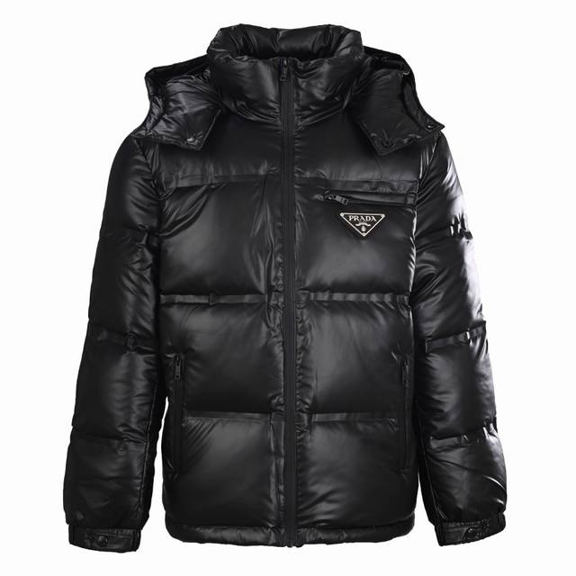 高端源头 Npc专属实拍 prada 普拉达prd 经典三角标可拆卸 此款廓形丰满的羽绒采用Linea Rossa独特的双层轻质粘合尼龙面料打造，搭配连帽衣领、