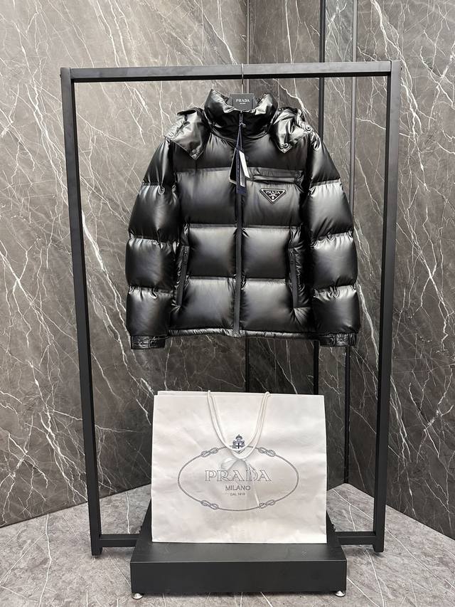 顶级prada 普拉达黑科技压胶羽绒外套 压胶高版本 冬装新品，高端定制！轻熟商务最爱系列，极简主义风格羽90鹅绒羽绒服 面料舒适有型！上身超级有型的帅气，版型