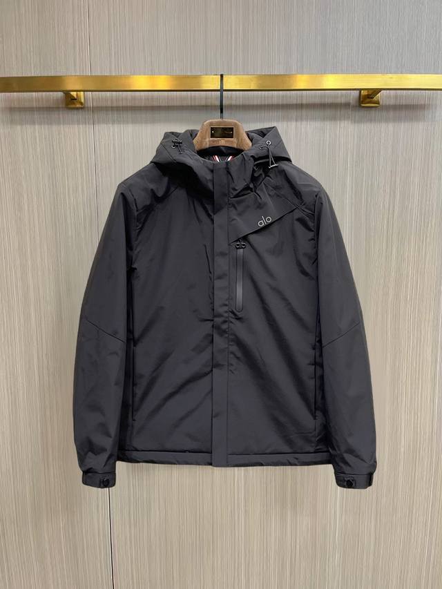 Alo 三标齐全 2025Ss冬季新款羽绒棉服外套，秀场新品品相非常完美，舒适保暖，色泽饱满诱人，非常出彩的设计，轻松将时髦感进阶，做工极为考究严谨，走线工整细