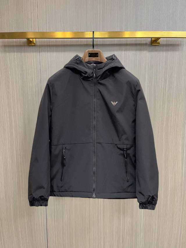 阿玛尼 三标齐全 2025Ss冬季新款羽绒棉服外套，秀场新品品相非常完美，舒适保暖，色泽饱满诱人，非常出彩的设计，轻松将时髦感进阶，做工极为考究严谨，走线工整细