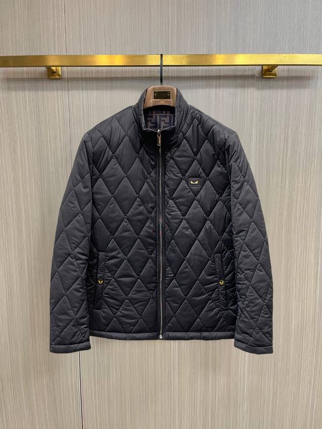 芬迪 三标齐全 2025Ss冬季新款双面穿羽绒棉服外套，秀场新品品相非常完美，舒适保暖，色泽饱满诱人，非常出彩的设计，轻松将时髦感进阶，做工极为考究严谨，走线工