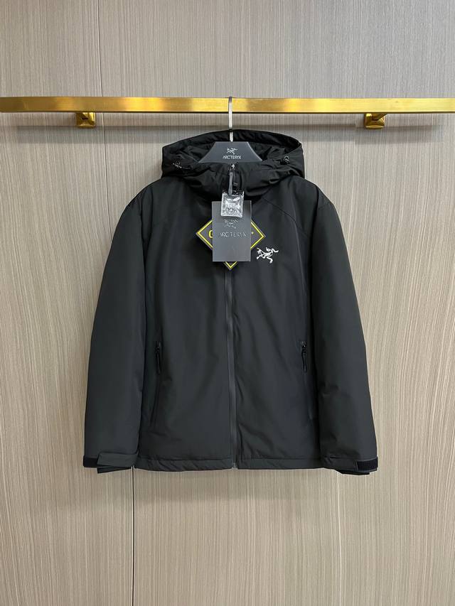 始祖鸟 2025春冬新款羽绒服。这款号称羽绒服届最贵的，全部90绒的。带着经典的Logo组合搭配，第一眼看到就是满满的视觉冲击，保暖性能更出色，轻便不厚重，且压