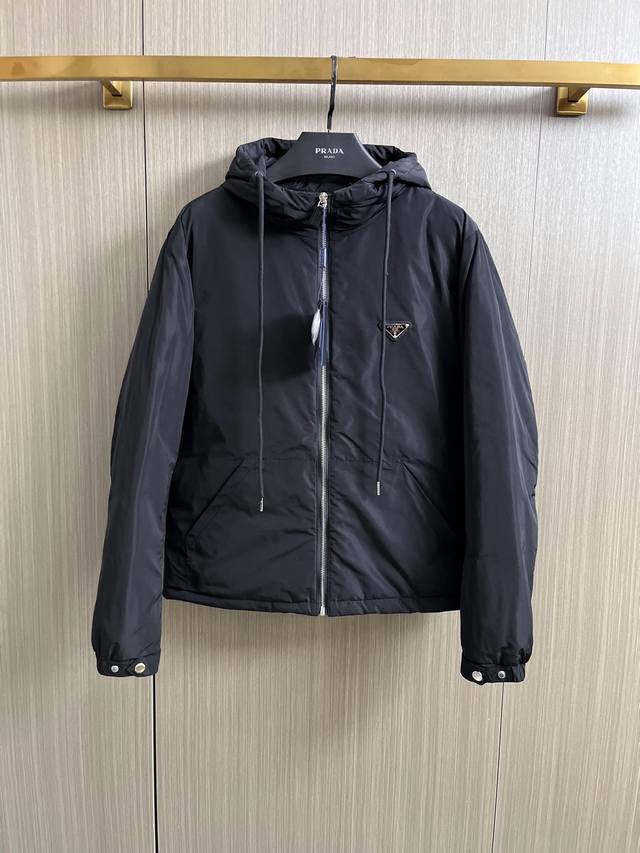 普拉达 2025冬季新款羽绒90白鸭绒外套，秀场新品品相非常完美，舒适保暖，色泽饱满诱人，非常出彩的设计，轻松将时髦感进阶，做工极为考究严谨，走线工整细致！大牌