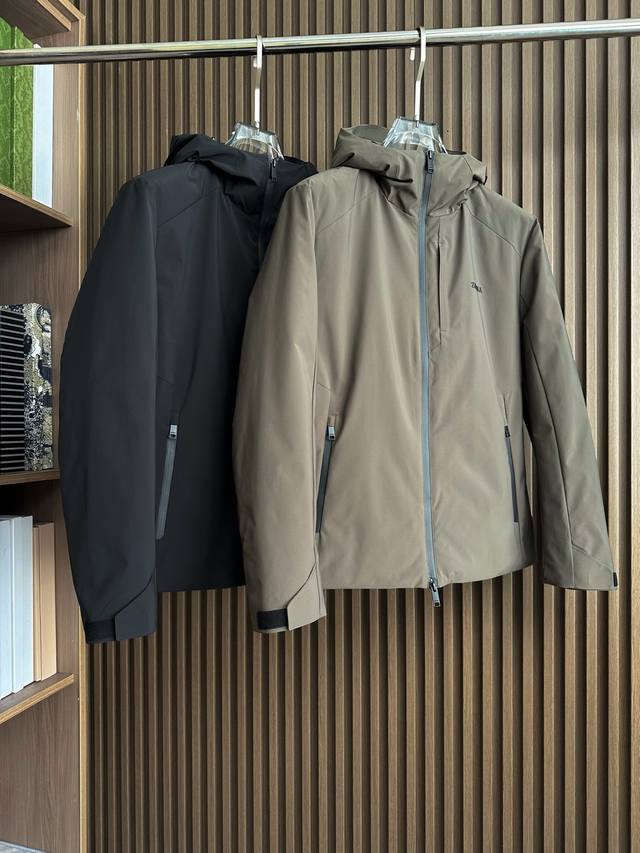 羽绒 Zegna 25秋冬新款羽绒外套 Zegna这款外套的面料选用品牌标志性的高端功能性面料，面料柔软亲肤、抗皱耐磨特性，日常穿着不易变形，久穿仍能保持挺括质