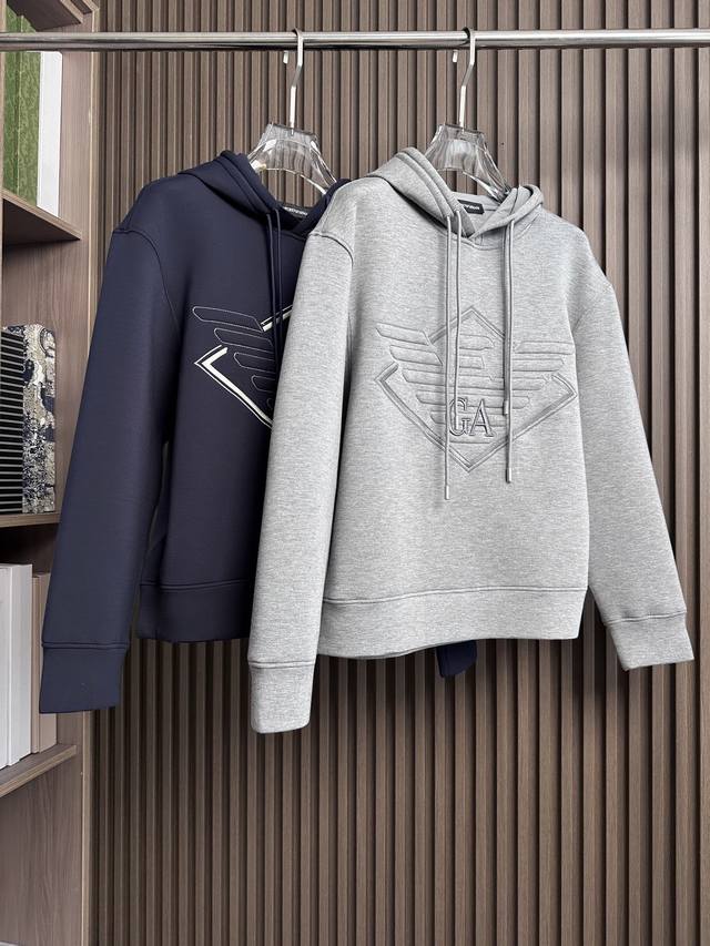 Giorgioarmani25年秋冬爆款卫衣，Armani这款卫衣选用高品质的进口棉质面料，以保证穿着的舒适度和透气性，同时具有较好的柔软度和吸湿性，穿着亲 经