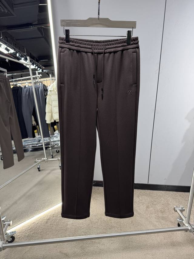 25秋冬杰尼亚老钱风羊毛立领套装 两侧插袋、领口、袖口、下摆部分拼接配色羊毛针织罗纹 选用进口面料 定制五金 Jb16上身高端大气 经典百搭 码数48-56